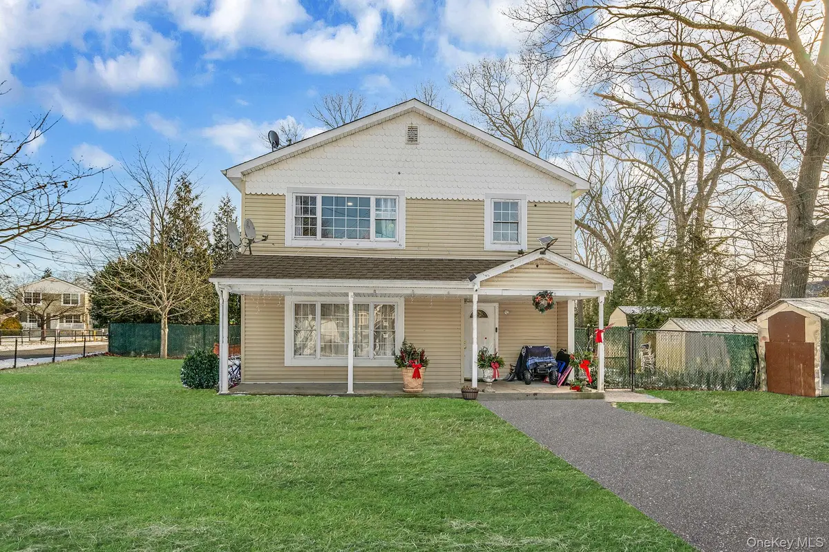 78 Eleanor AVE, Mastic, NY 11950