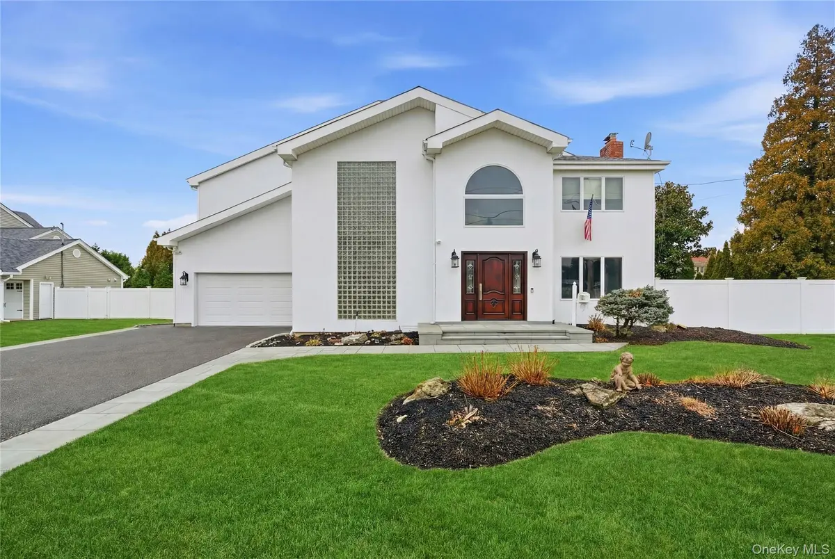 61 Bayview AVE, Massapequa, NY 11758