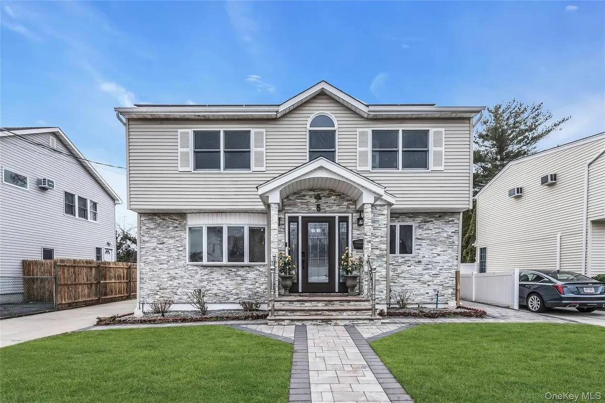 5 Malone ST, Hicksville, NY 11801