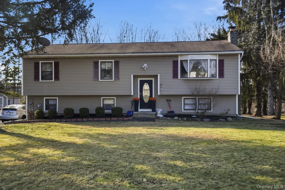 7 Magnolia DR, Wappingers Falls, NY 12590