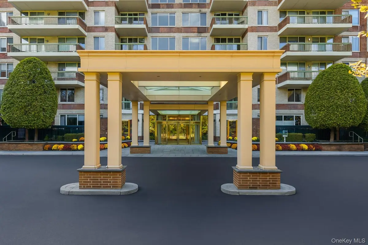 100 Hilton AVE #PH 5, Garden City, NY 11530