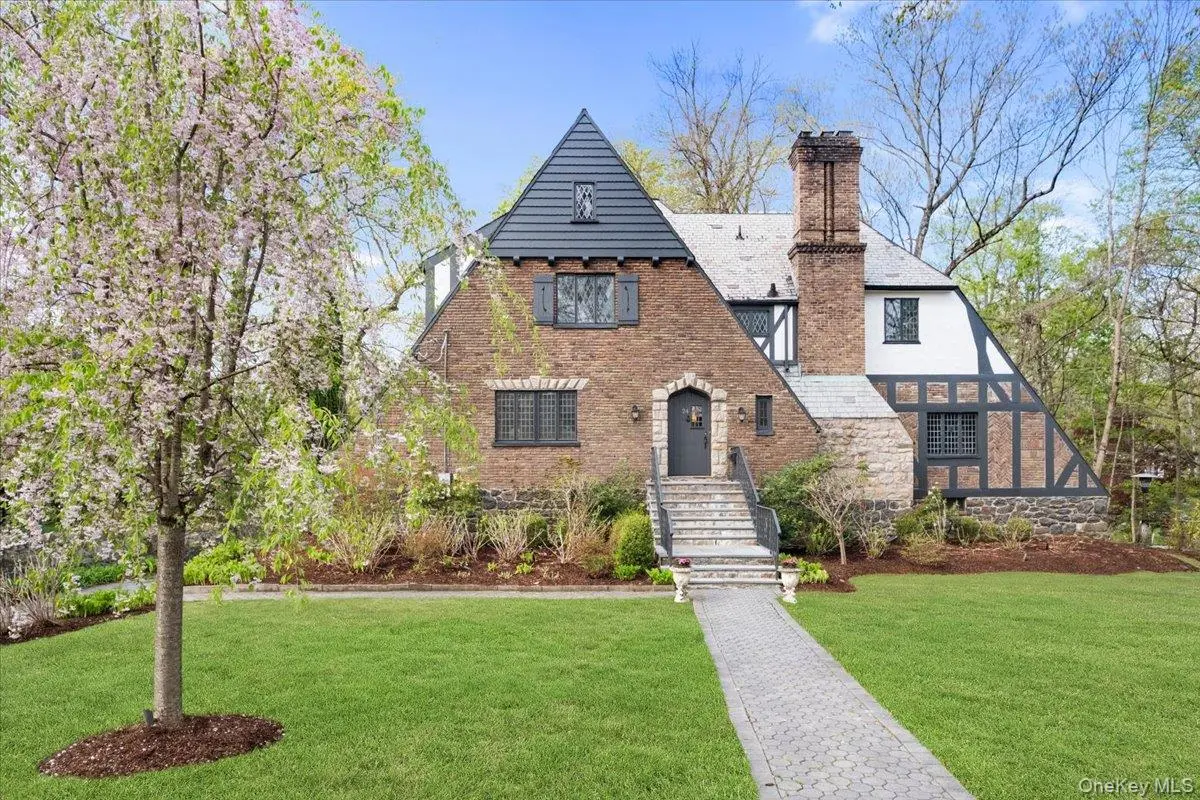 24 Highwood AVE, Larchmont, NY 10538
