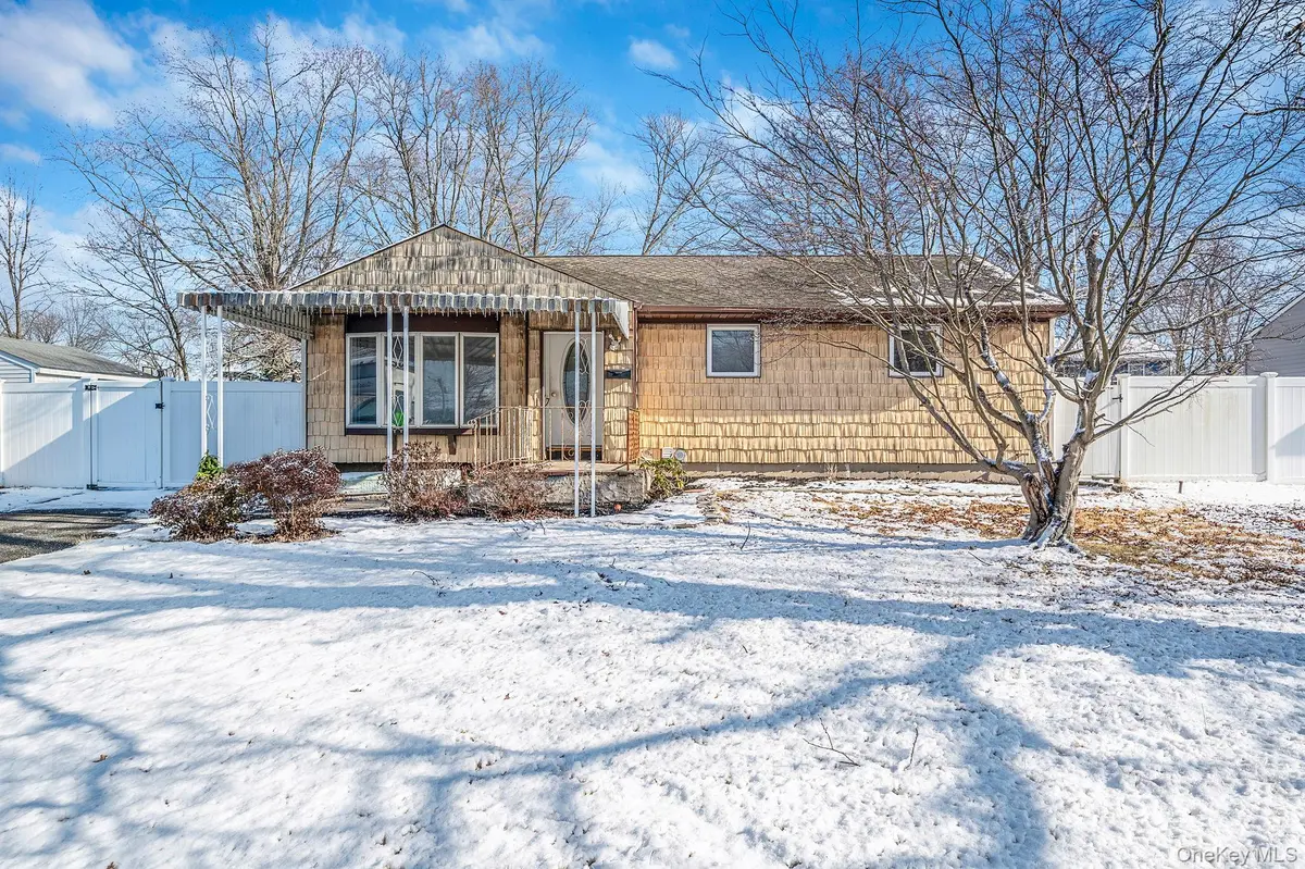 2711 Connecticut AVE, Medford, NY 11763