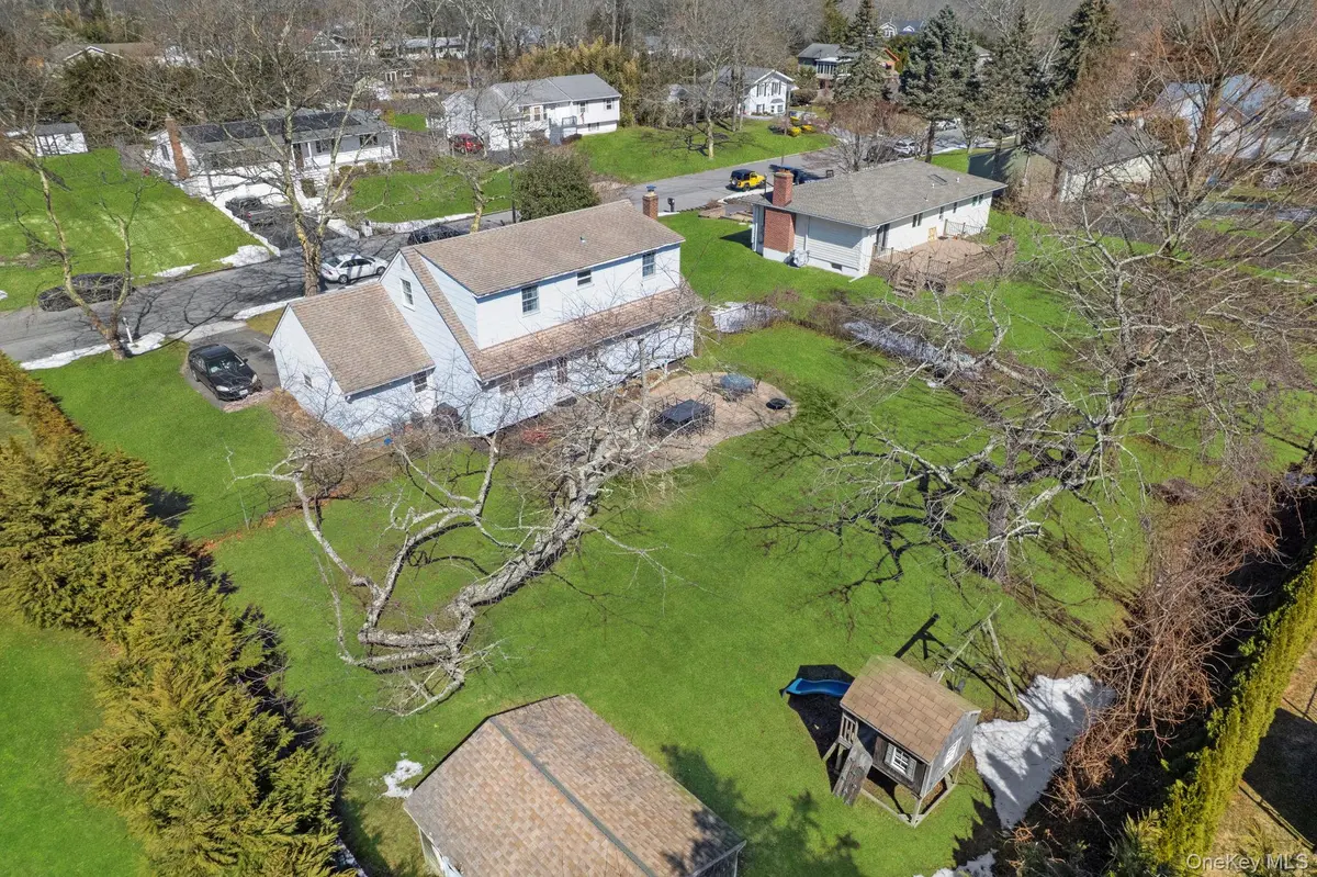 8 Beverly LN, East Moriches, NY 11940
