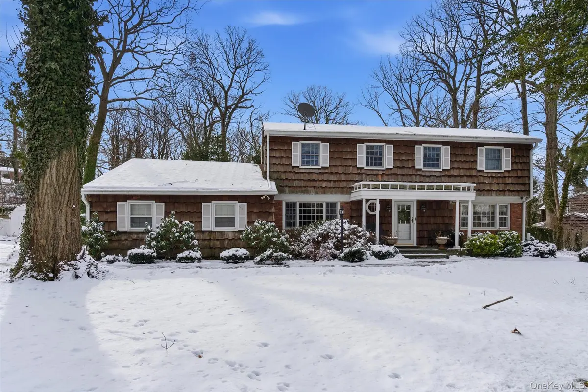 65 Avery RD, Woodbury, NY 11797