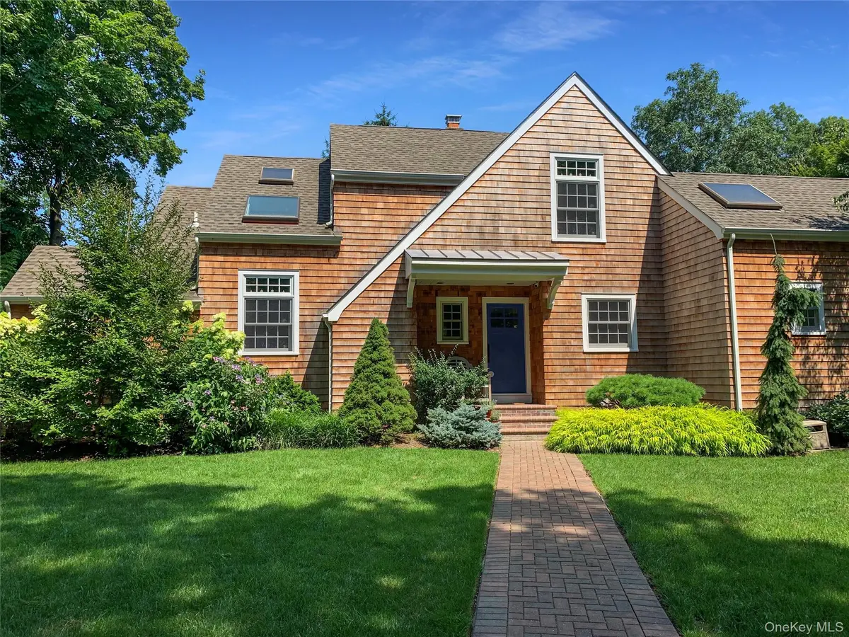 9 Wallace LN, Brookhaven, NY 11719
