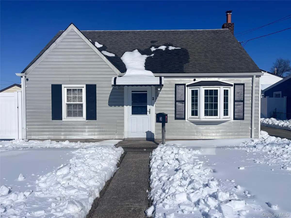 3 Birch CT, East Farmingdale, NY 11735