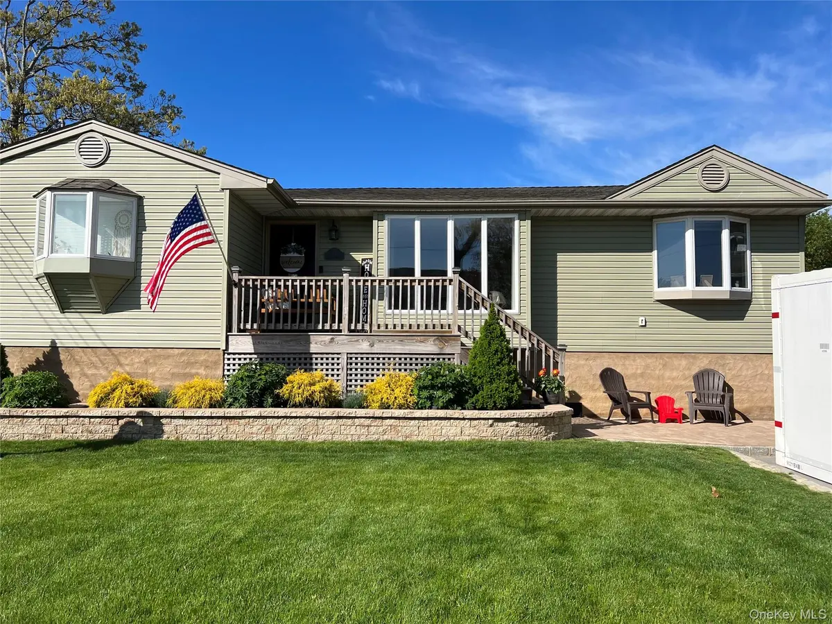 15 Mallard DR, Center Moriches, NY 11934