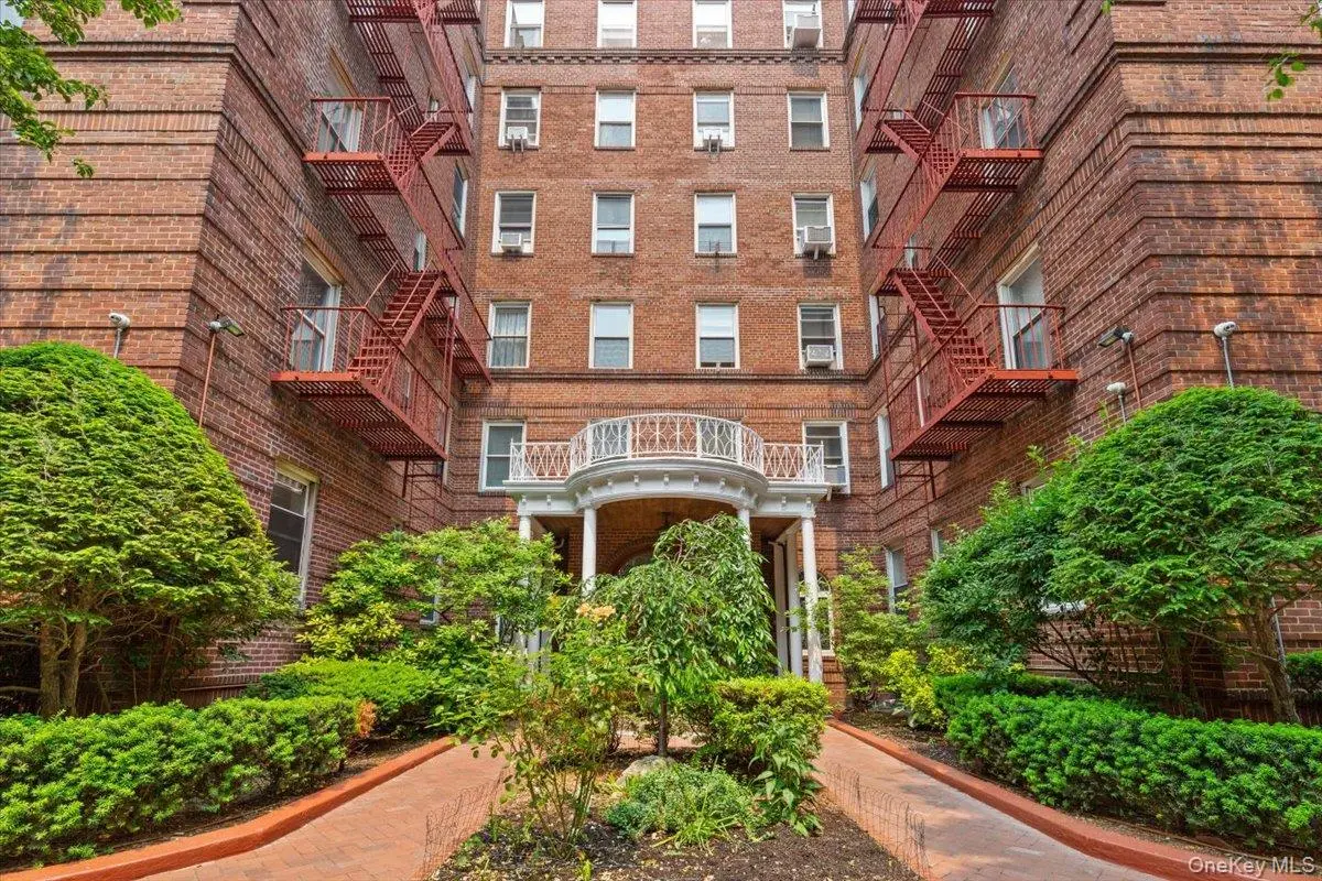 111-39 76th RD #E4, Forest Hills, NY 11375