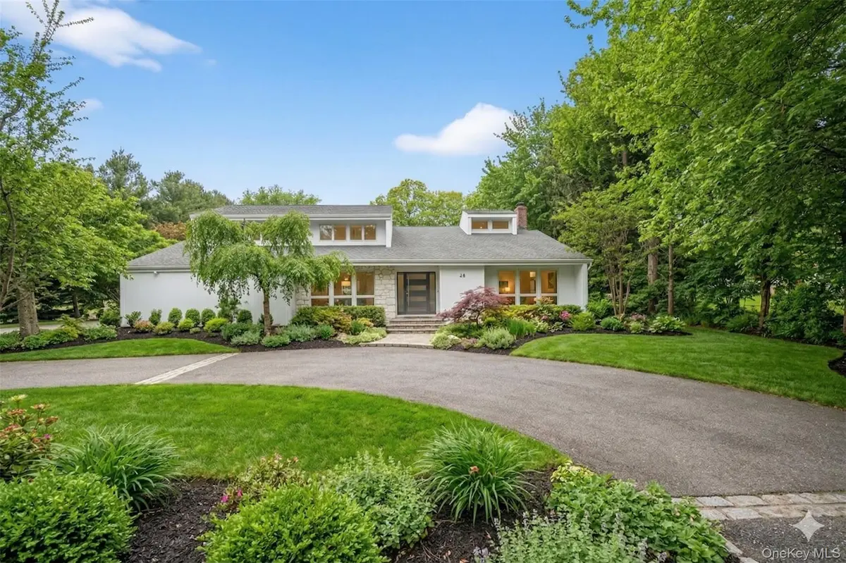 48 Westwood CT, Woodbury, NY 11797