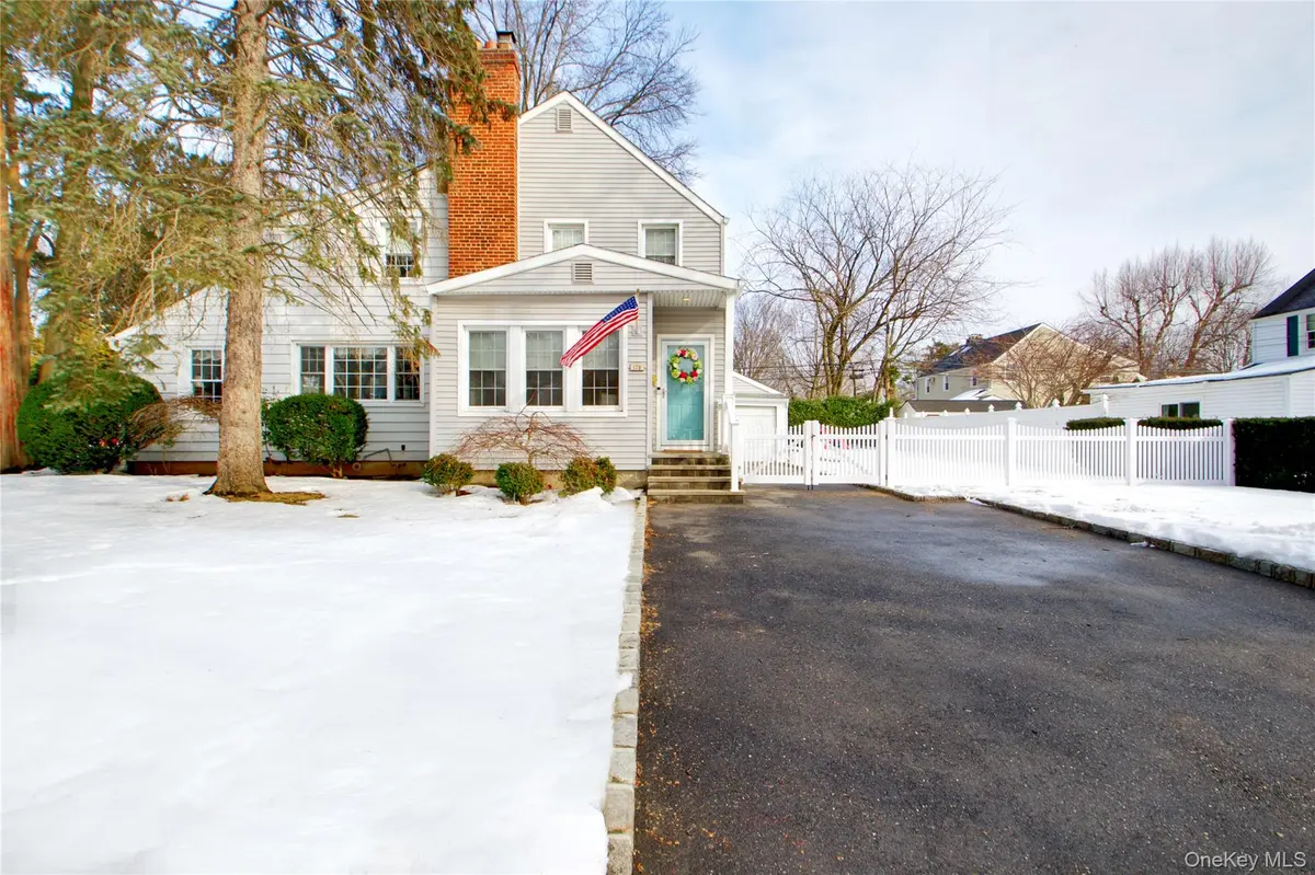 178 Carlton TER, Stewart Manor, NY 11530