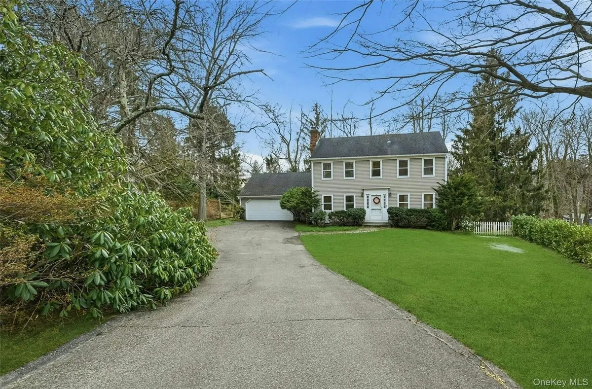 10 Woodhull RD, East Setauket, NY 11733