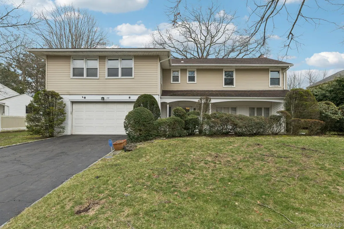 192 Bengeyfield DR, East Williston, NY 11596