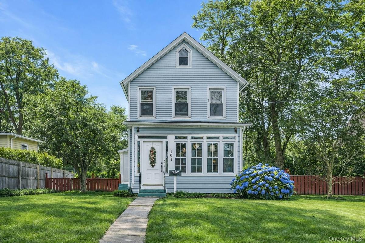 16 Altamont AVE, Sea Cliff, NY 11579