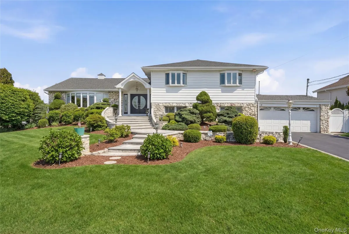14 Club DR, Massapequa, NY 11758