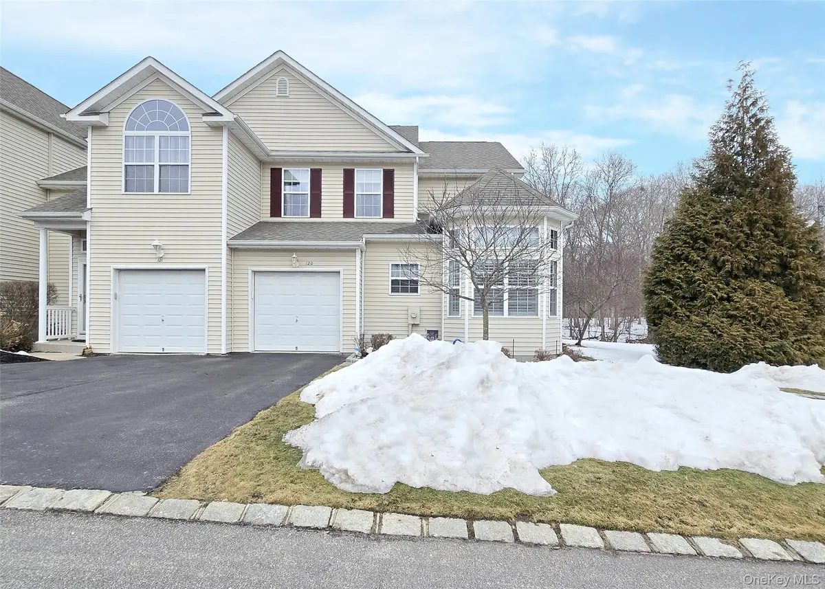 120 Kettles LN, Medford, NY 11763