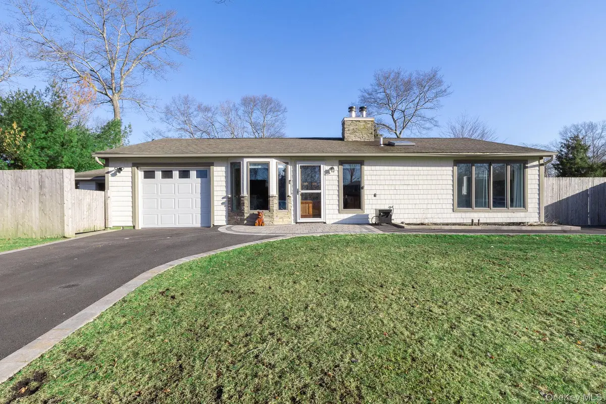 5 Longleaf LN, Medford, NY 11763