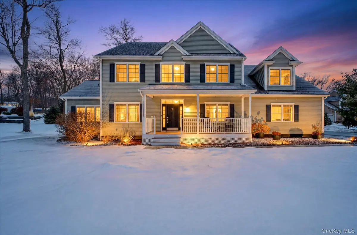 31 Dew Drop LN, Hopewell Junction, NY 12533