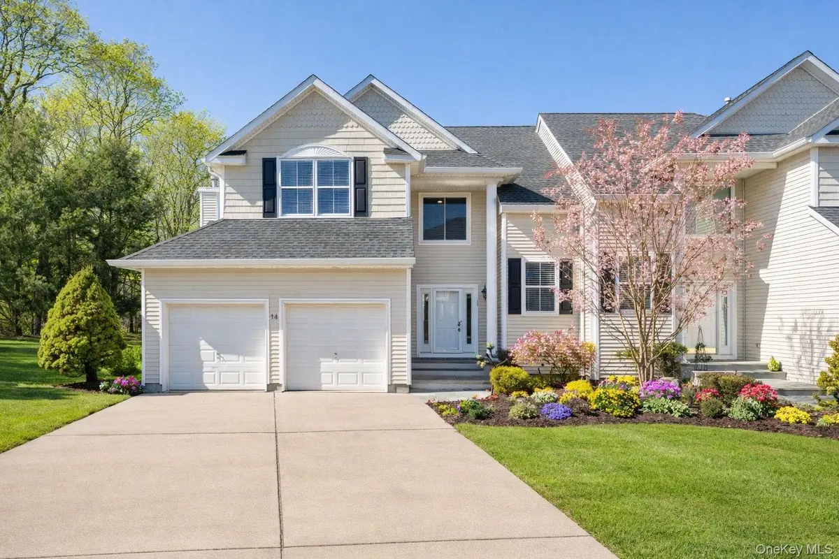 14 Vantage CT, Port Jefferson, NY 11777