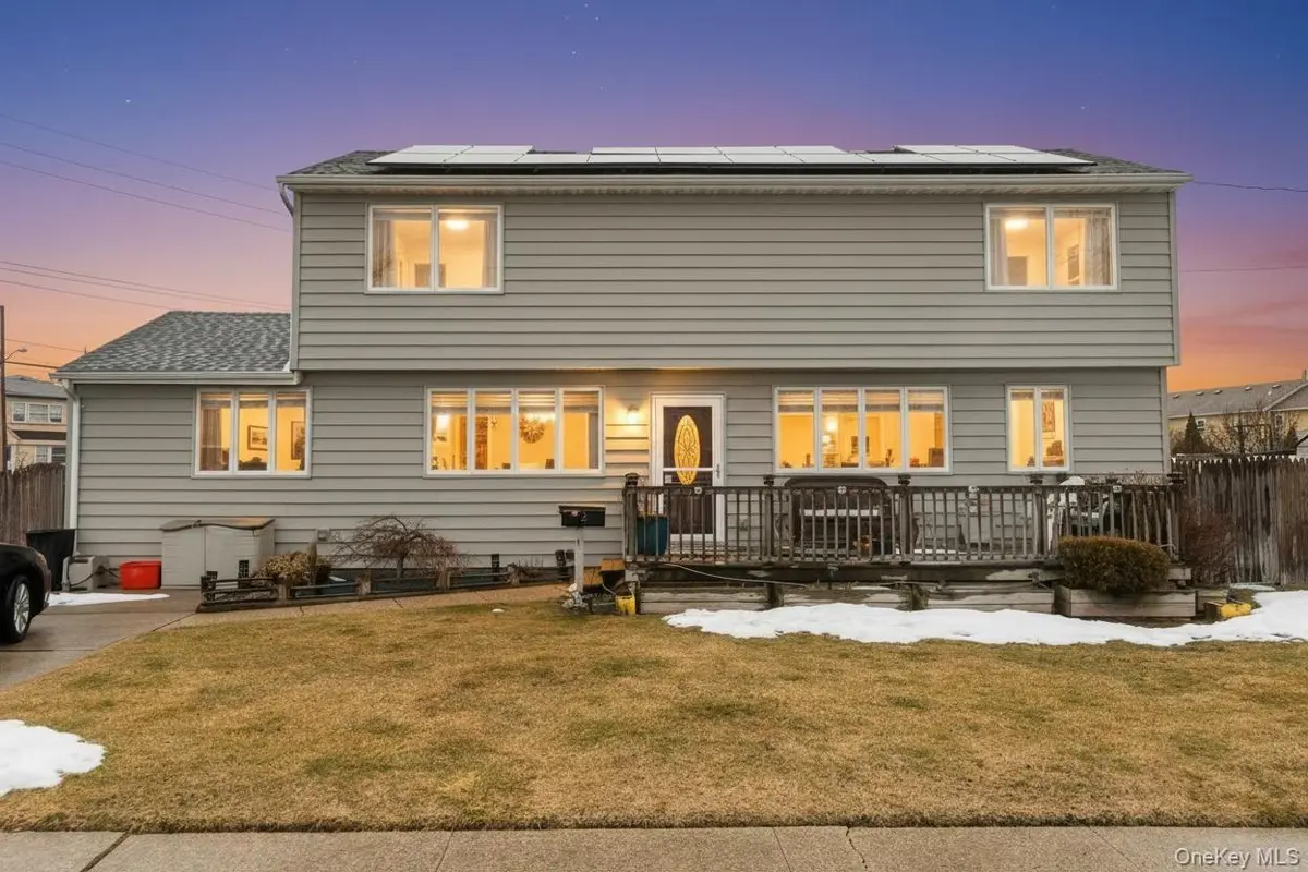 2 Parente LN, Island Park, NY 11558