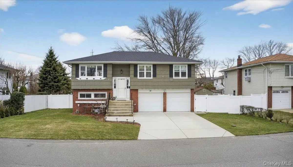 41 N Kings AVE, Lindenhurst, NY 11757