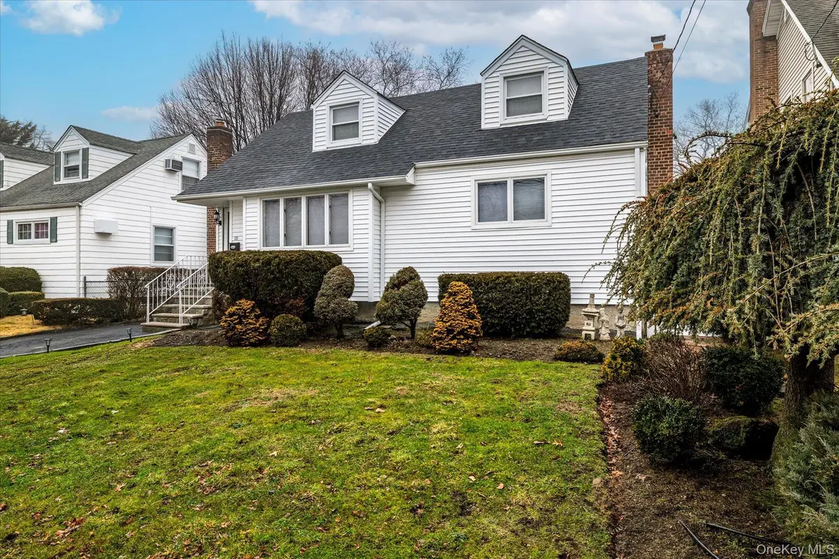 108 Ambrose AVE, Malverne, NY 11565