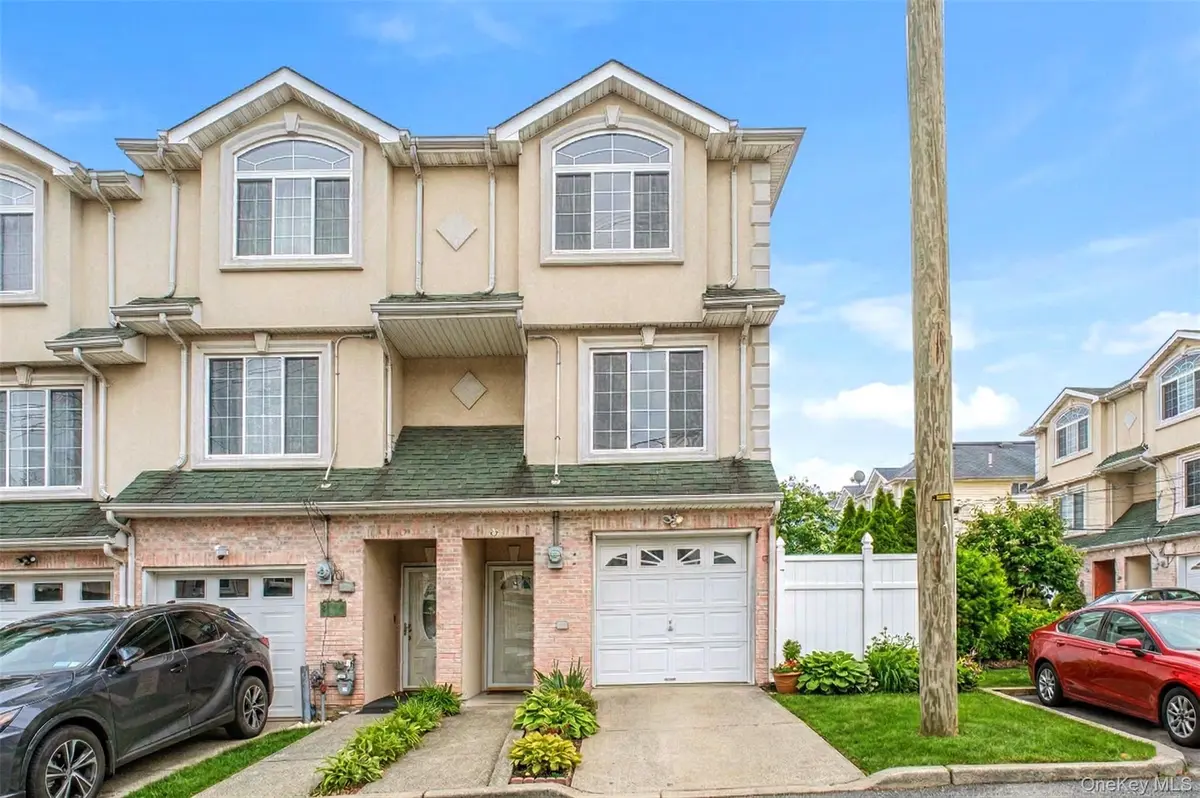 61 Merivale LN, Staten Island, NY 10304