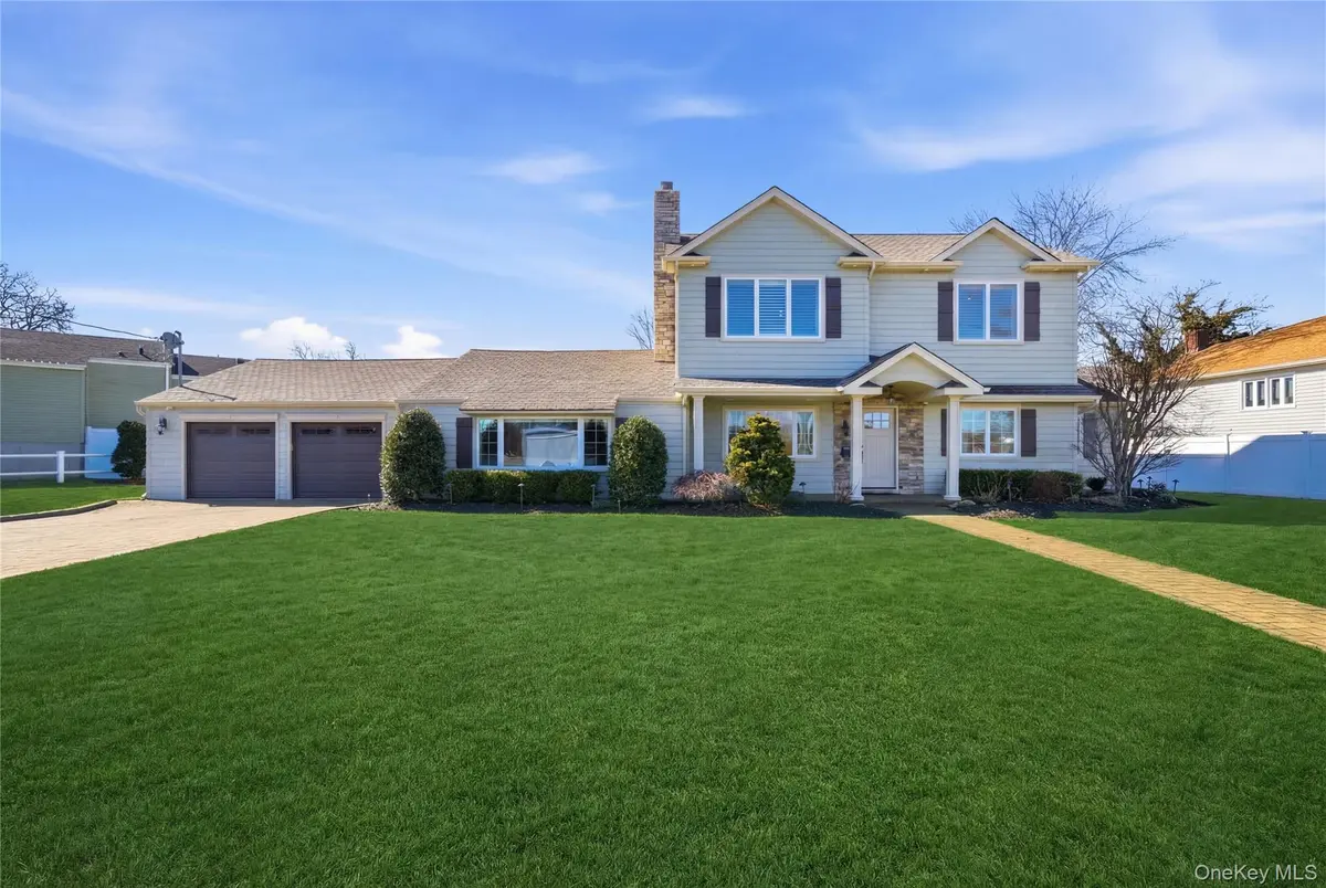 102 Peconic DR, Massapequa, NY 11758