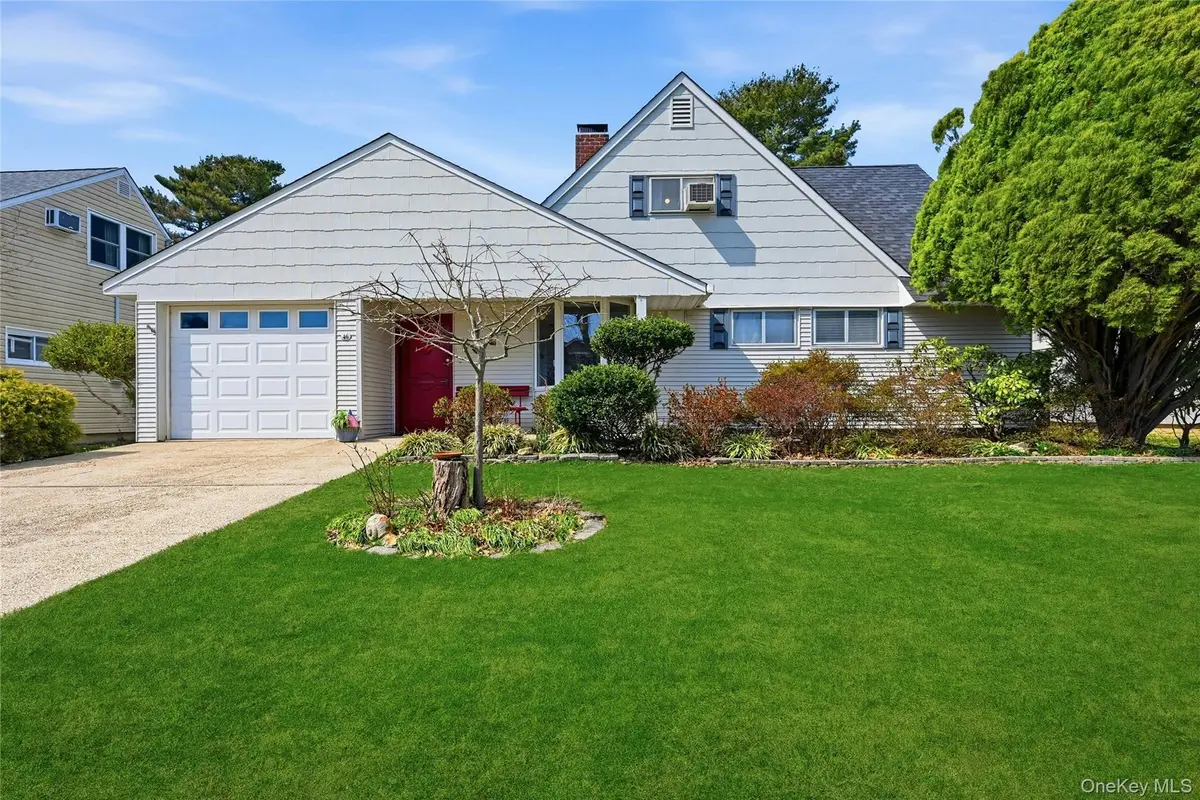 46 Boxwood LN, Hicksville, NY 11801