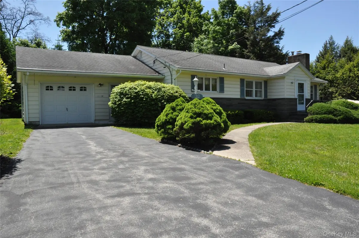 32 Fuller LN, Hyde Park, NY 12538