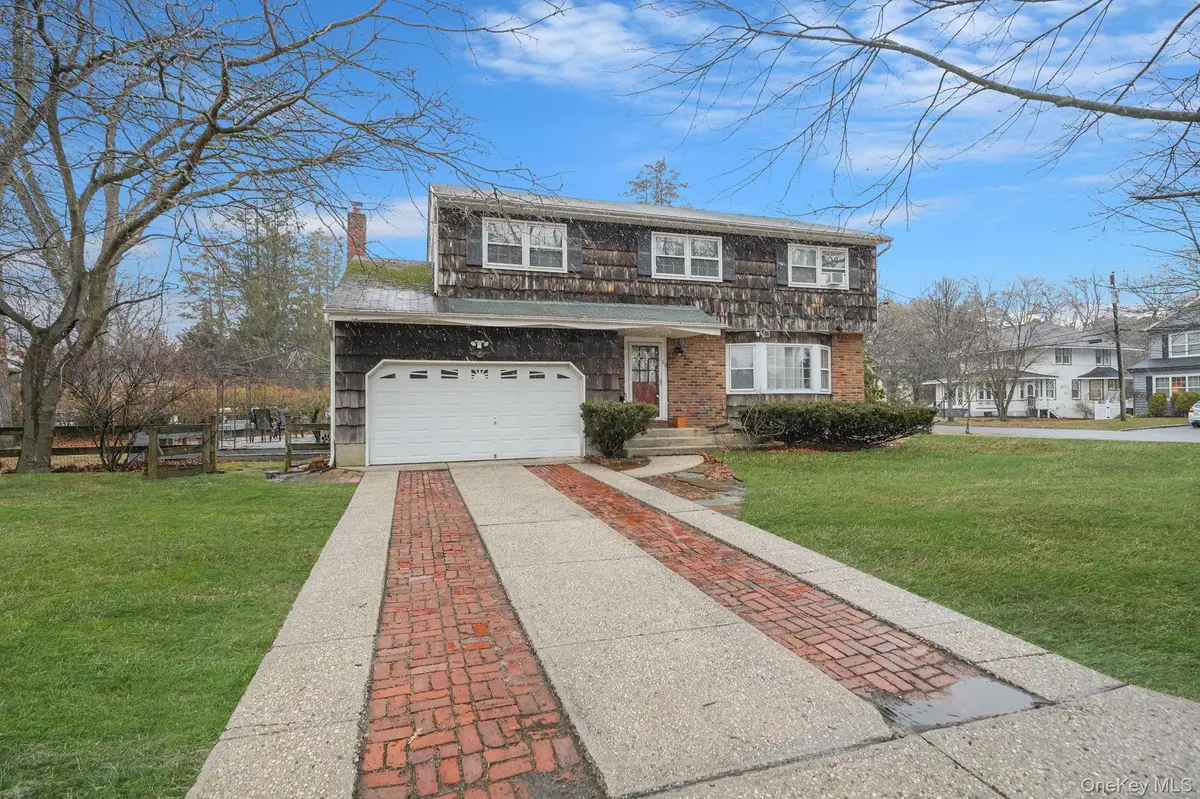 60 Iroquois DR, Brightwaters, NY 11718