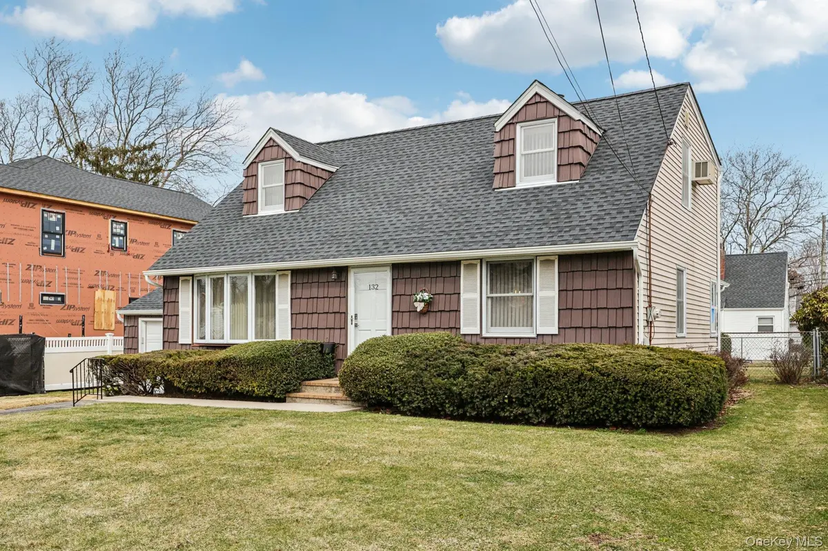 132 Albertson Pkwy, Albertson, NY 11507