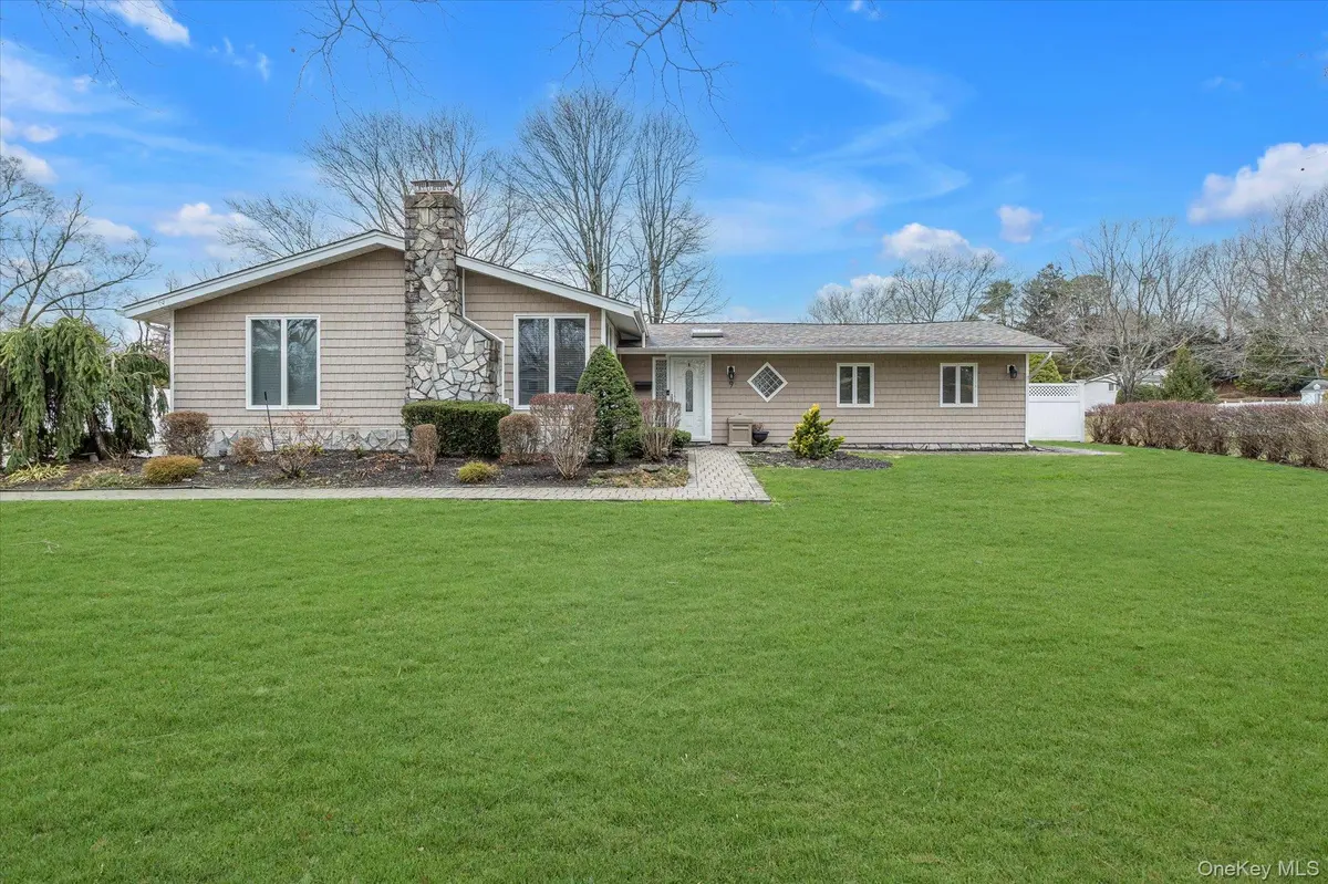 9 Lauren AVE, Dix Hills, NY 11746