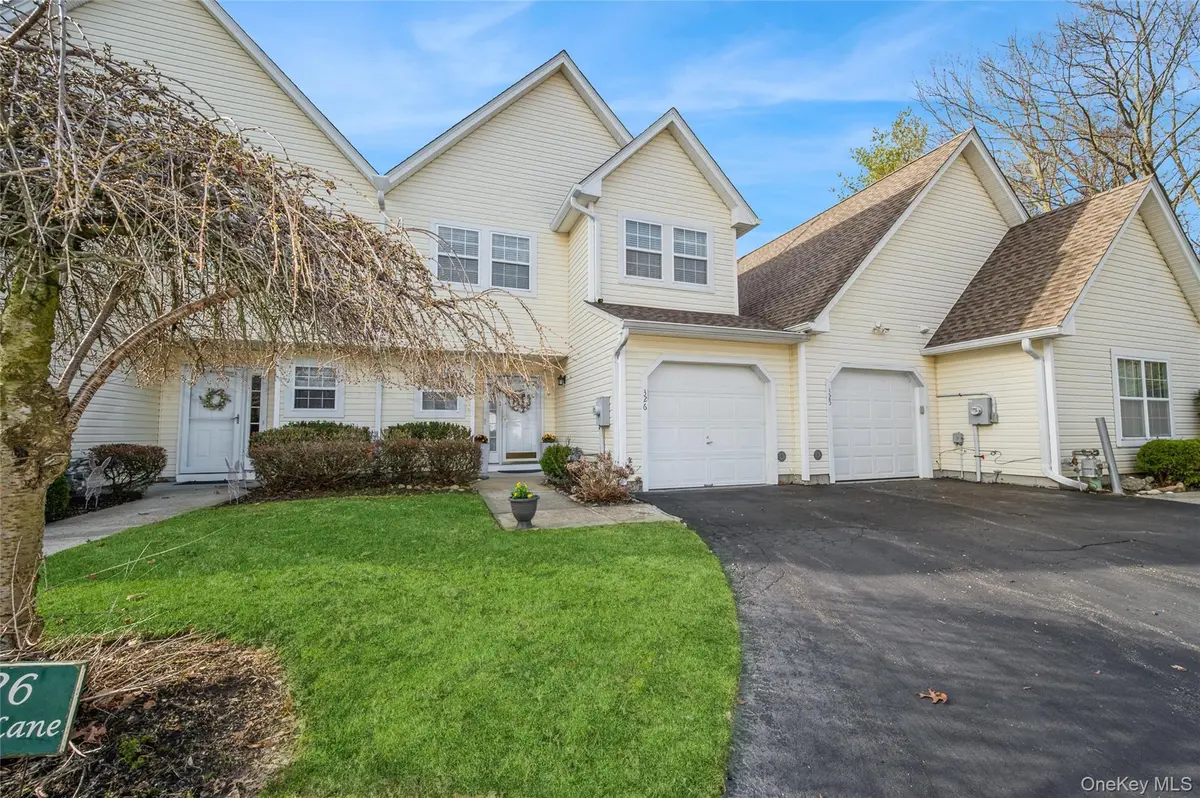 326 Erin LN, East Setauket, NY 11733