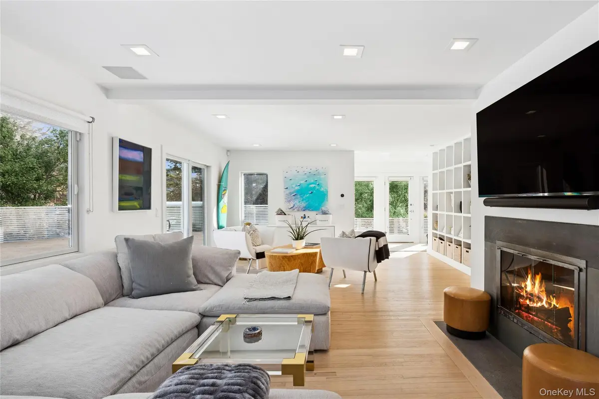 8 Ocean LN, Amagansett, NY 11930