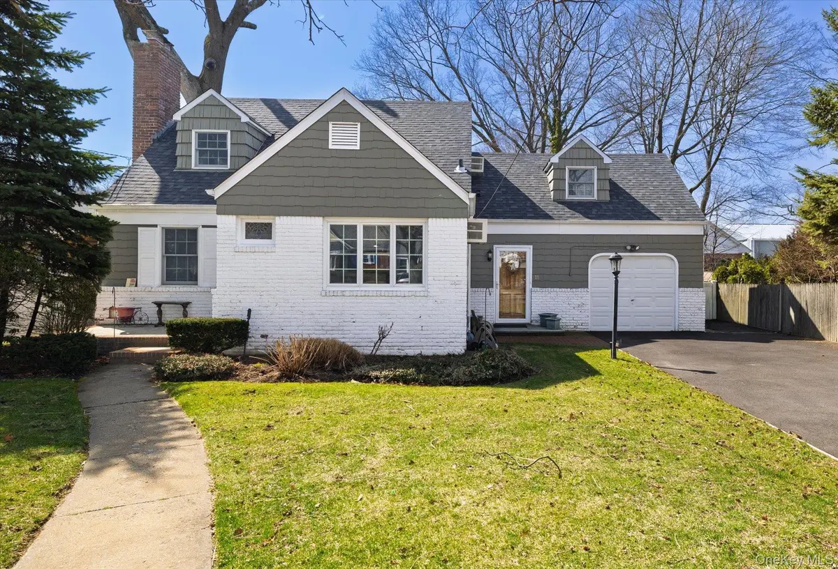 11 Maple ST, Malverne, NY 11565