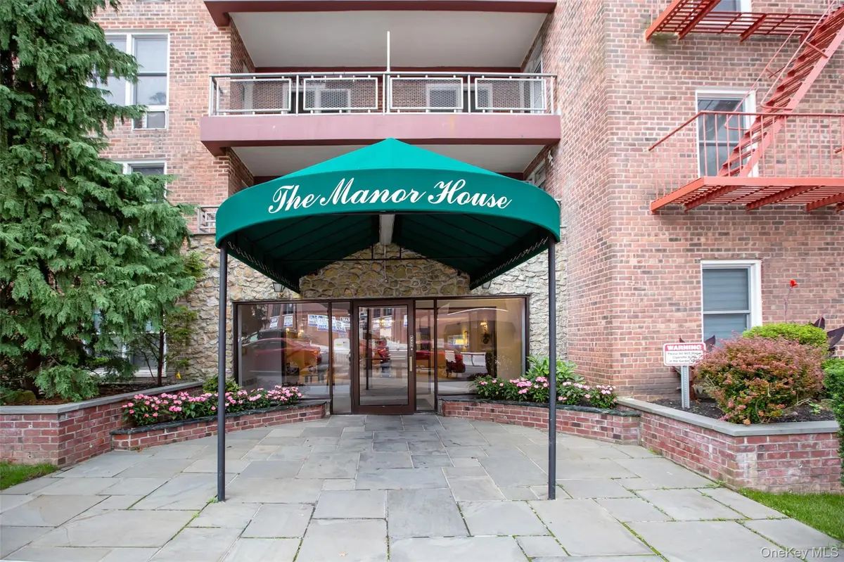 241-20 Northern BLVD #5E, Douglaston, NY 11362
