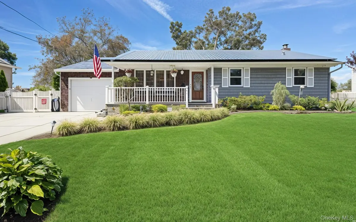 20 Newark ST, Lindenhurst, NY 11757