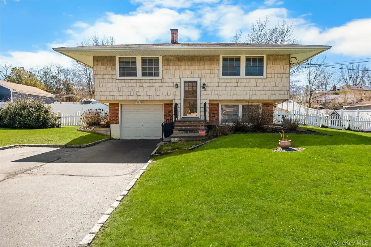 18 Lynx LN, East Setauket, NY 11733