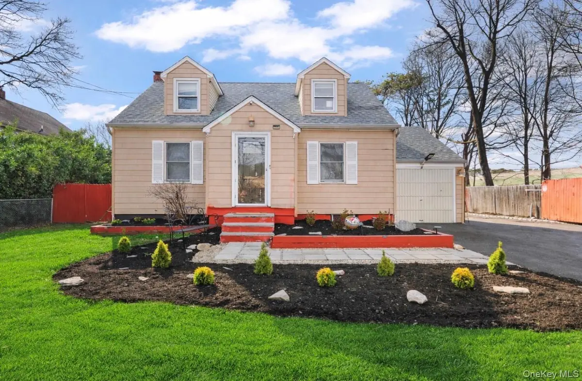 824 Lincoln AVE, Bohemia, NY 11716