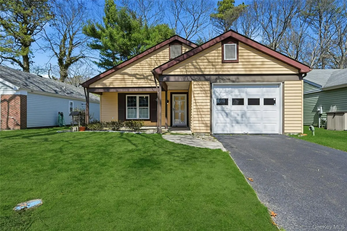 204 Belfast LN, Ridge, NY 11961