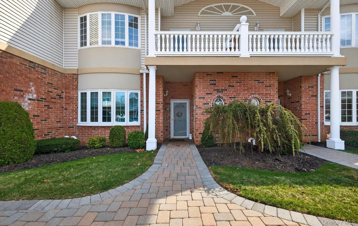 105 Francesca WAY #105, Amityville, NY 11701