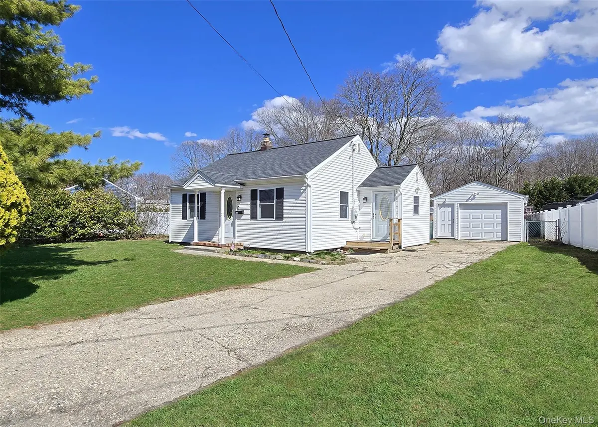 393 McConnell AVE, Bayport, NY 11705