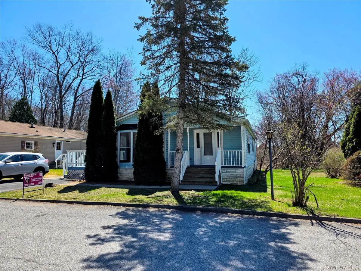 6 Short LN, Hyde Park, NY 12538