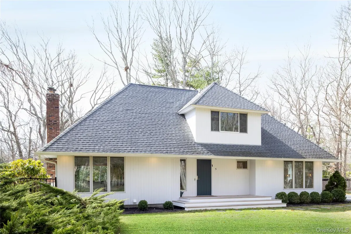 5 Skyes Neck CT, East Quogue, NY 11942