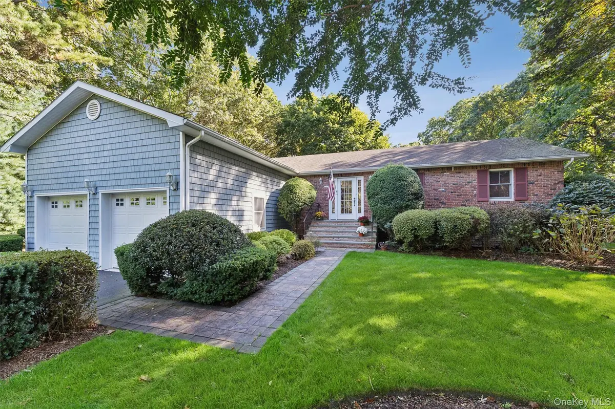 39 Cozine RD, Center Moriches, NY 11934