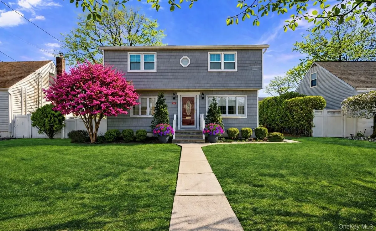 102 Commonwealth AVE, Massapequa, NY 11758