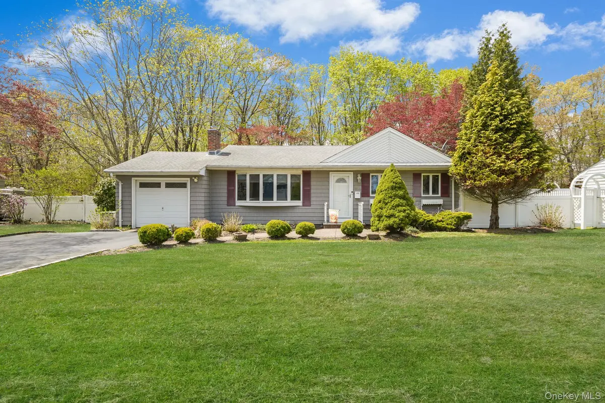 34 Oxbow RD, Patchogue, NY 11772