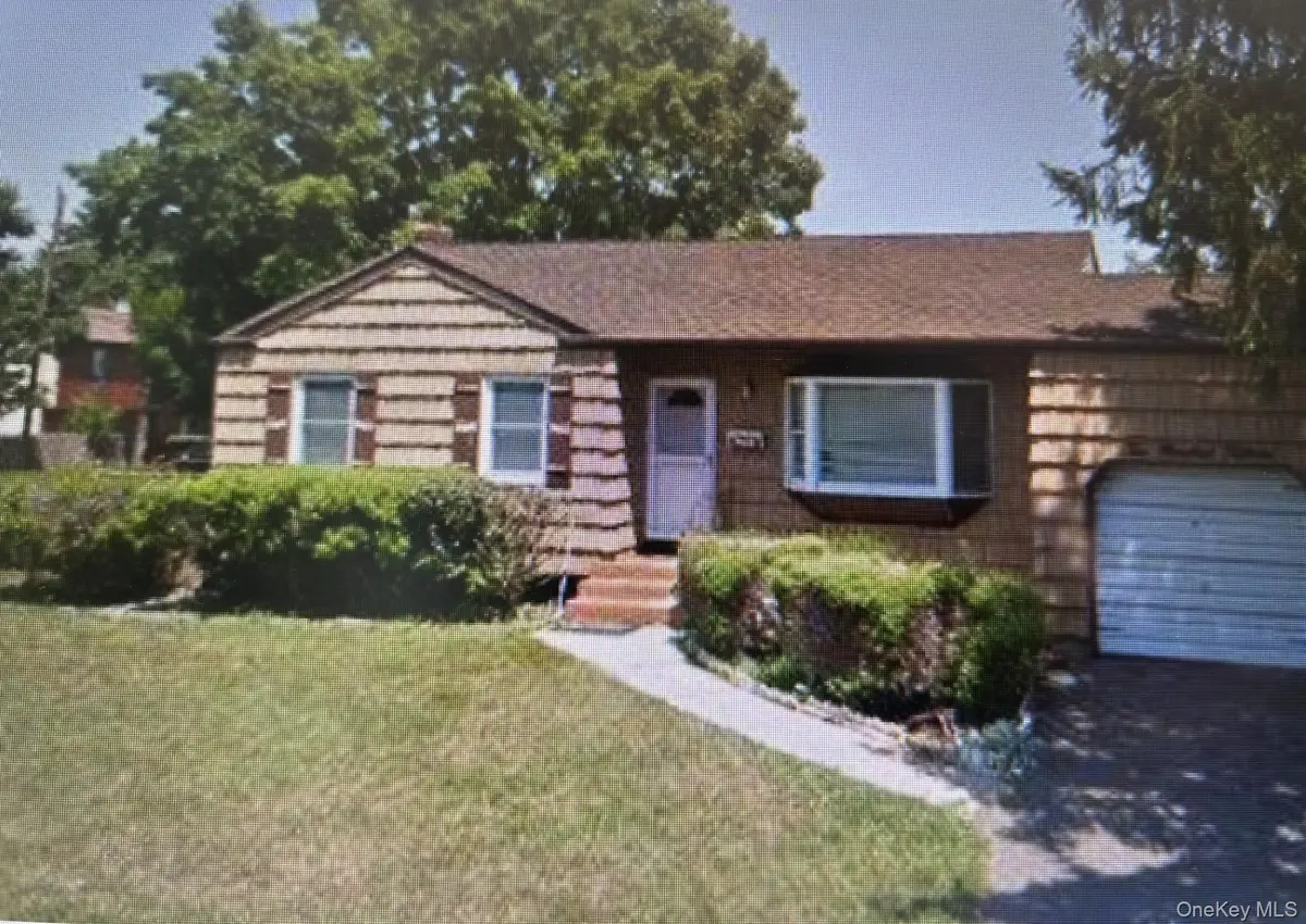 215 Lincoln AVE, Brentwood, NY 11717