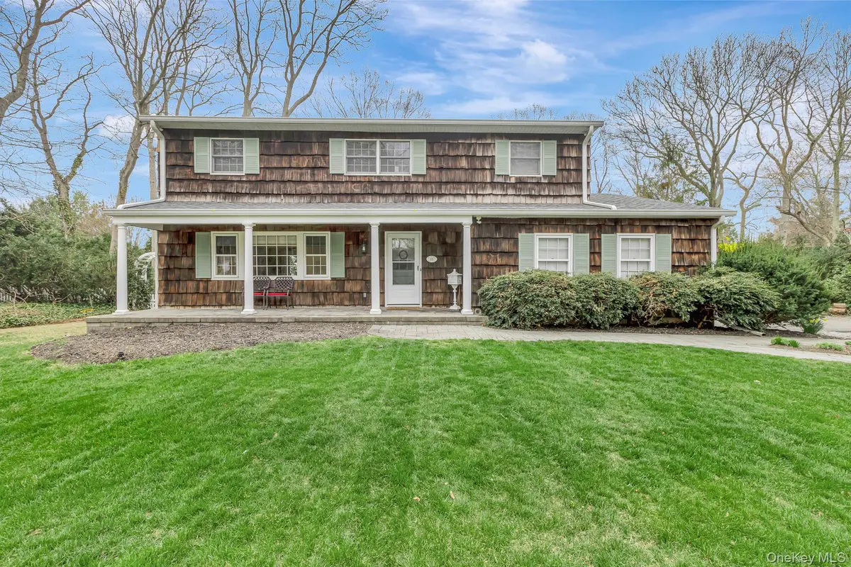 27 Richie CT, Saint James, NY 11780